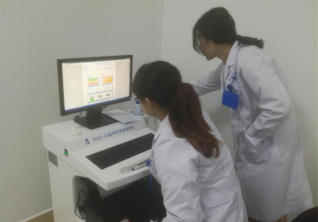 造成骨密度低的原因主要有哪些？年輕人體檢要不要做骨密度檢查？ 